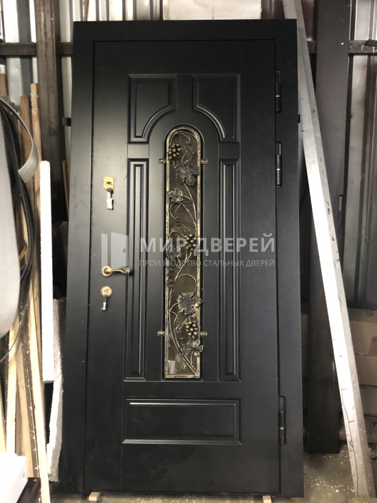 Дверь с терморазрывом с тёмной МДФ накладкой и ковкой - фото